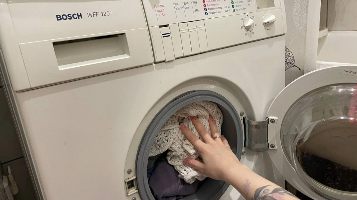 После начала стирки, а не до: мастер по ремонту рассказал, как правильно нужно засыпать порошок в машинку