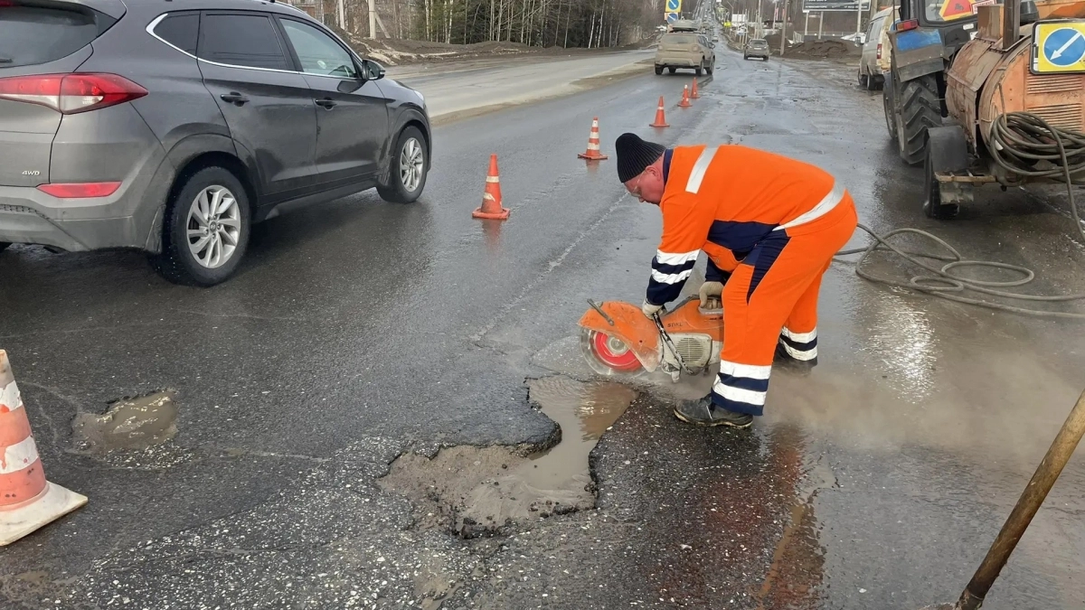 В Коми стартовал сезон ямочного ремонта дорог
