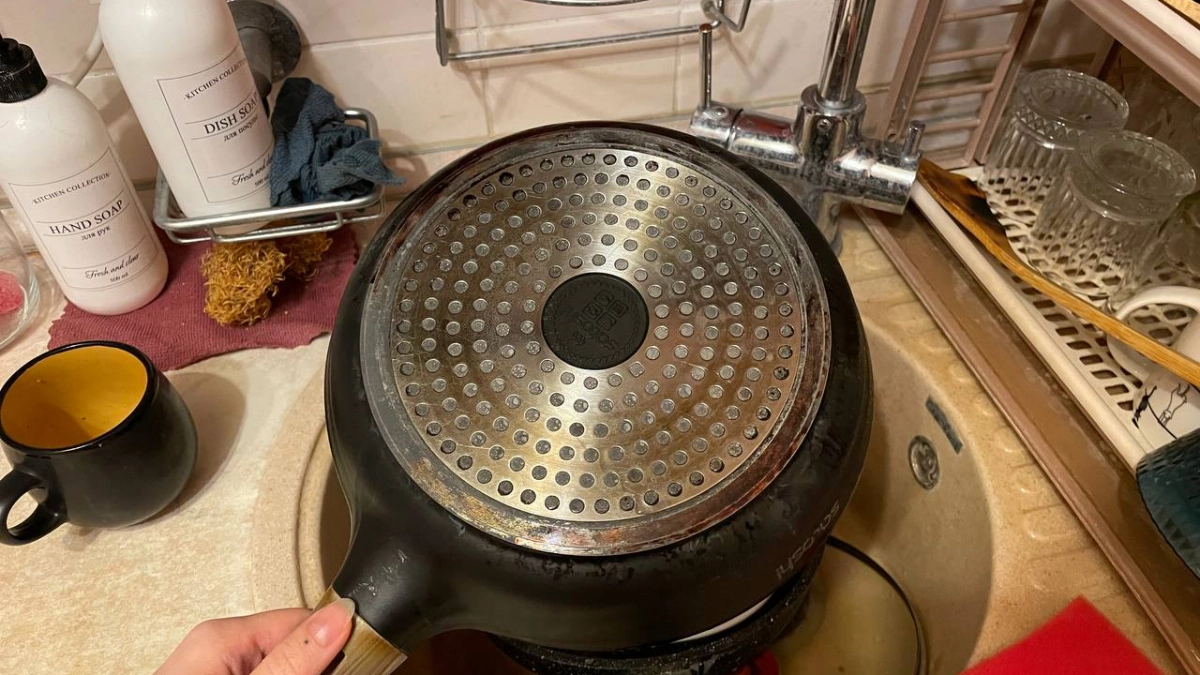 Обычный пакет — и нагар отлетает моментально: гениальный лайфхак с полиэтиленовым пакетом очищает сковороду за минуты