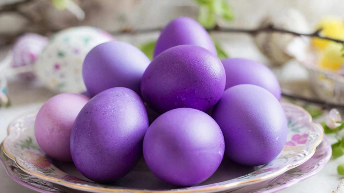 Модный сиреневый оттенок для пасхальных яиц: простой метод окрашивания без химии - нужен 1 натуральный ингредиент