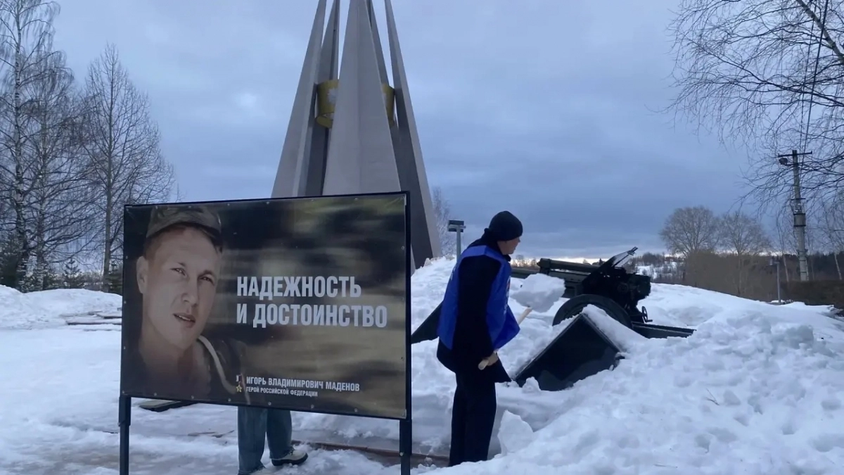 В Ухте активисты убрали снег у мемориала ветеранам Великой Отечественной войны