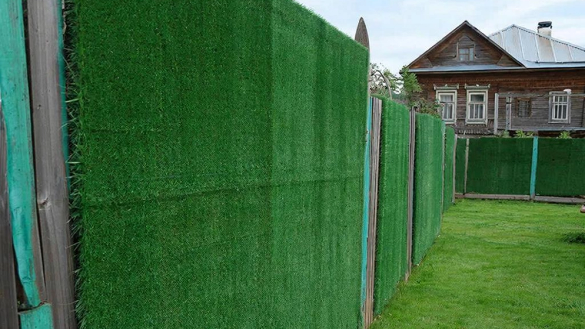 Забор из профлиста больше не в моде: новая идея, которая покоряет дачников - и красиво, и живописно