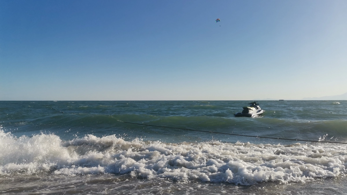 Море с тиной и ледяная вода: туристы оставили честный отзыв о популярном в России курорте