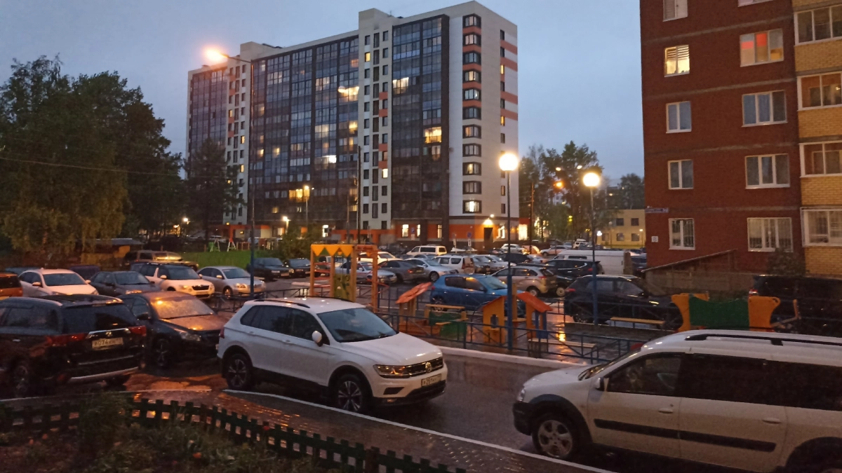 Верховный Суд разъяснил, что считать незаконной парковкой во дворе: чем грозит это решение автовладельцам