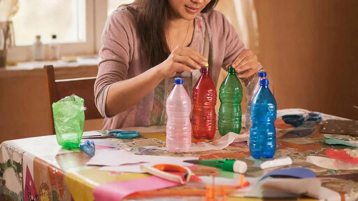 Старые пластиковые бутылки — настоящая находка: 10 полезных идей для кухни и огорода