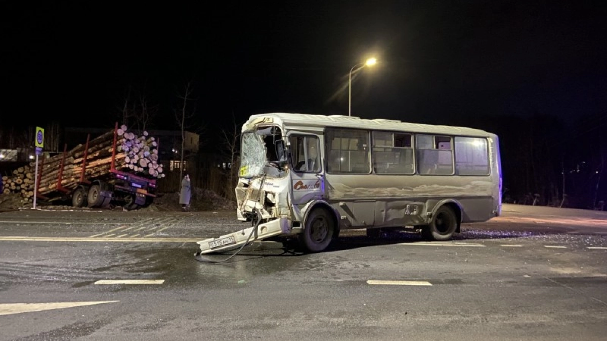 Лобовое столкновение "ПАЗа" и "МАЗа" в Коми: четверо пострадавших, включая двух детей, госпитализированы