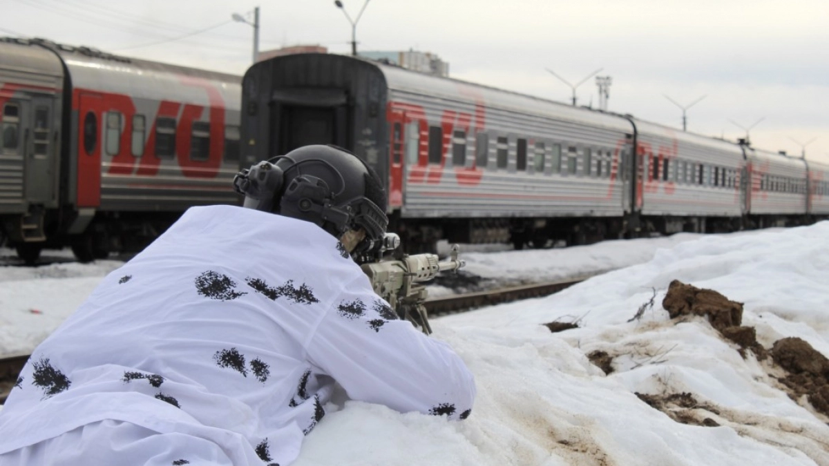 В Коми бойцы ОМОН "Зырянин" и сотрудники МВД отработали штурм поезда и захват вооруженных преступников во время учений