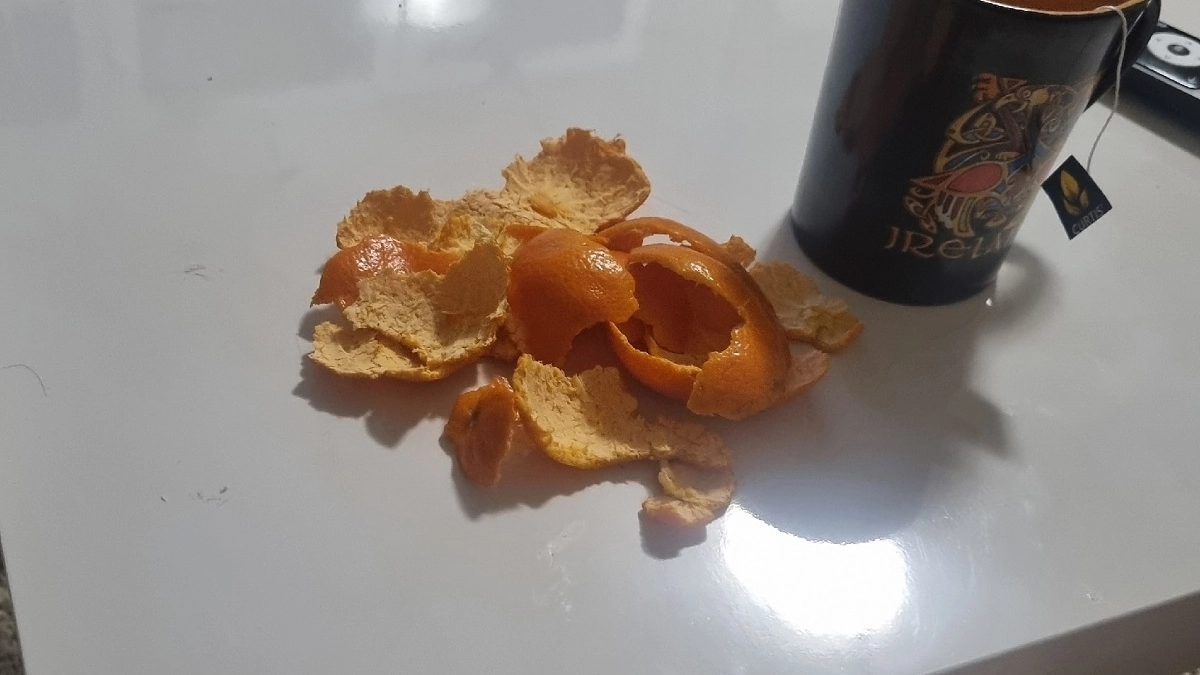 Мандариновые корки заливаю уксусом - и всю весну не нарадуюсь своей смекалке: шикарный лайфхак для хозяек