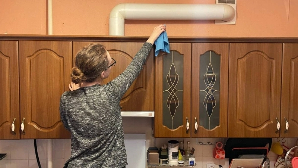 Липкий жир на кухонных шкафах тает за минуты: простой рецепт без дорогой химии