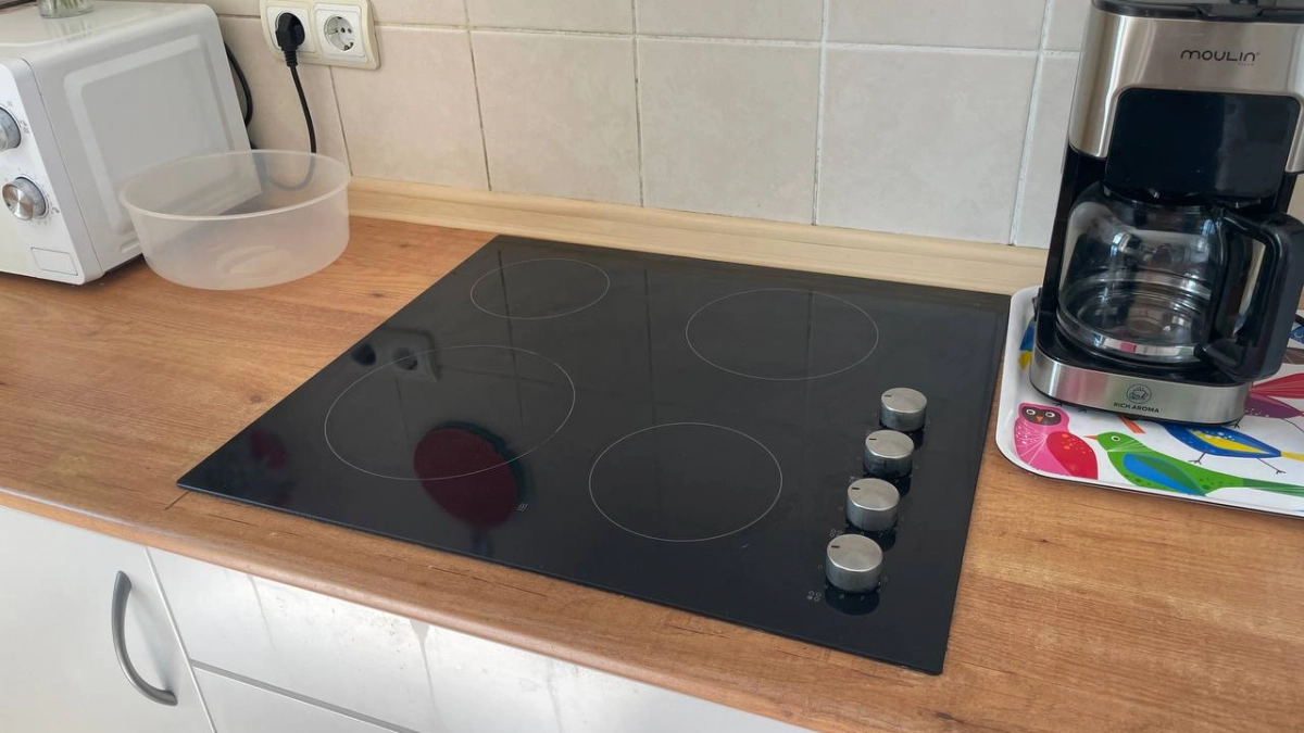 2 ложки на стекло — и плита засверкает как новая: проверенный способ без дорогущей магазинной "химии"