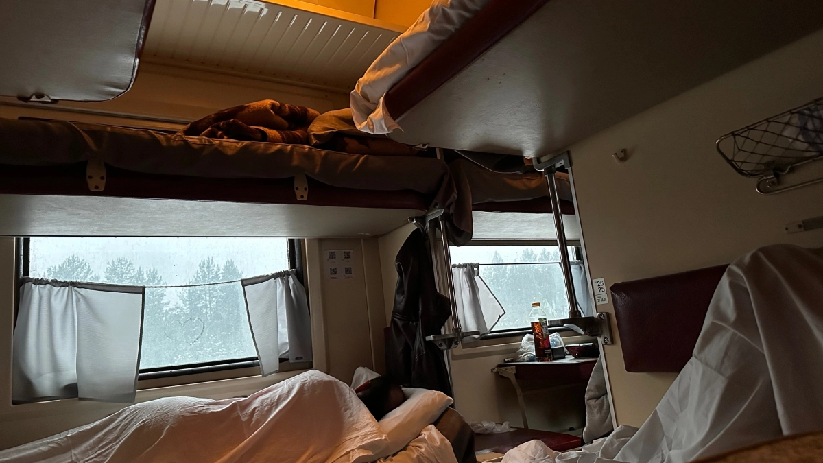 «Пришел в вагон после стоянки, а на моем месте лежит соседка сверху» — россиянин рассказал про незабываемую поездку в плацкарте РЖД