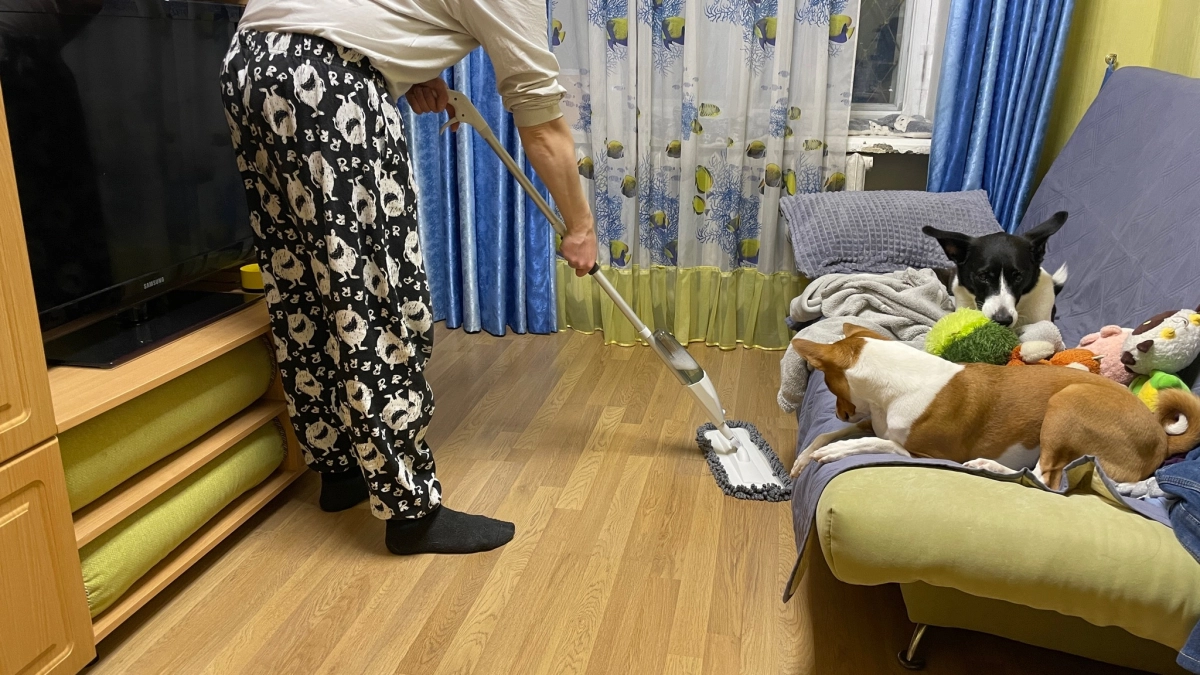 Начала мыть полы солёной водой — и вся семья заметила перемены: зачем добавлять соль в уборку