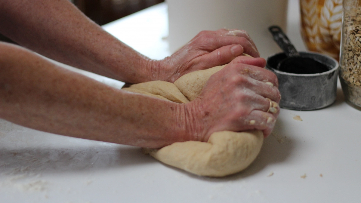 Дрожжи в шоке: всего 2 секрета – и тесто выпрыгивает из миски за 25 минут. Поднимается быстрее, чем разогревается духовка