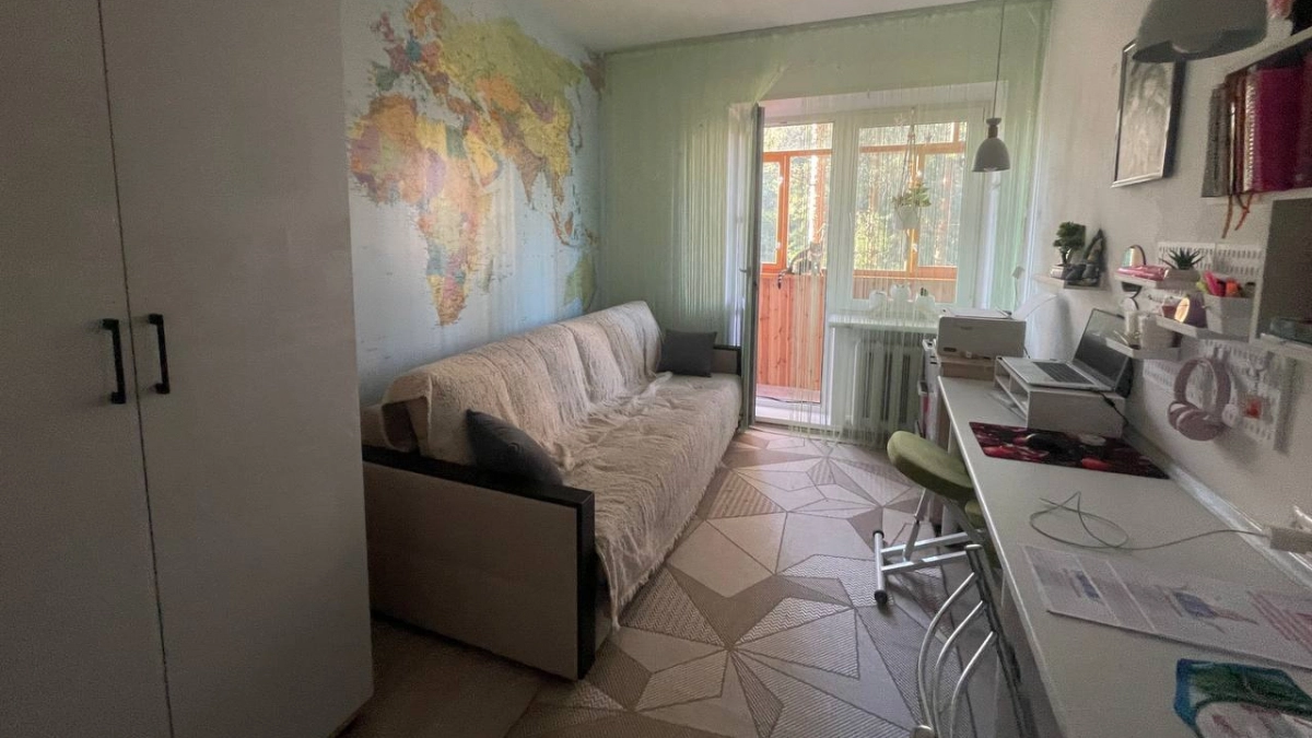 Ставить диван у стены больше не модно: рассказываем про 4 современных приема для удобной гостиной