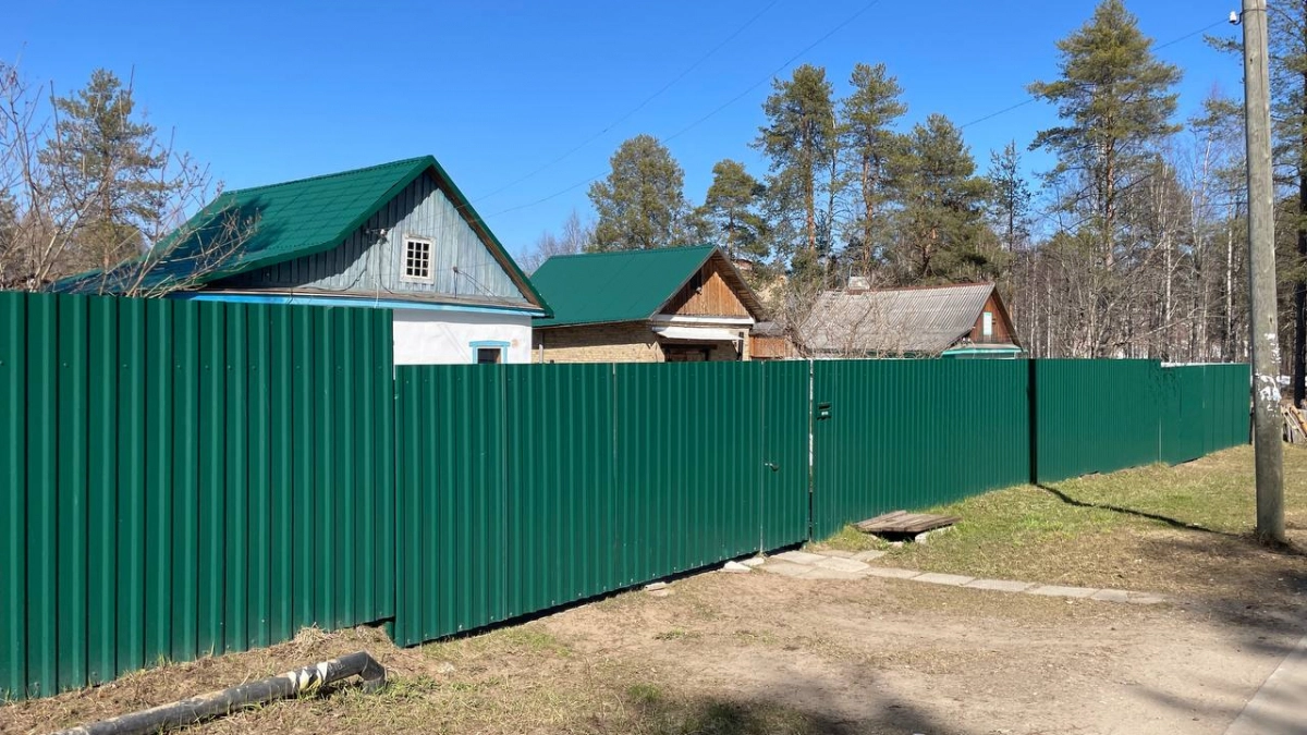 Зачем строить сплошной забор из доски, если есть способ сделать гораздо красивее - и за ту же цену