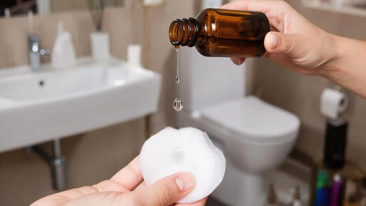 Капаю 2 капли на ватный диск — и туалет благоухает, даже если забыли помыть: тереть щеткой больше не нужно
