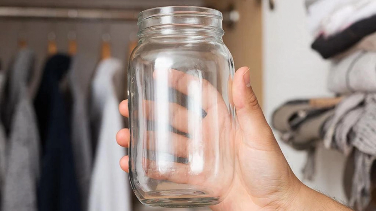 Кладу банку в шкаф с одеждой и бед не знаю: советы от моей бабушки для мудрых хозяек