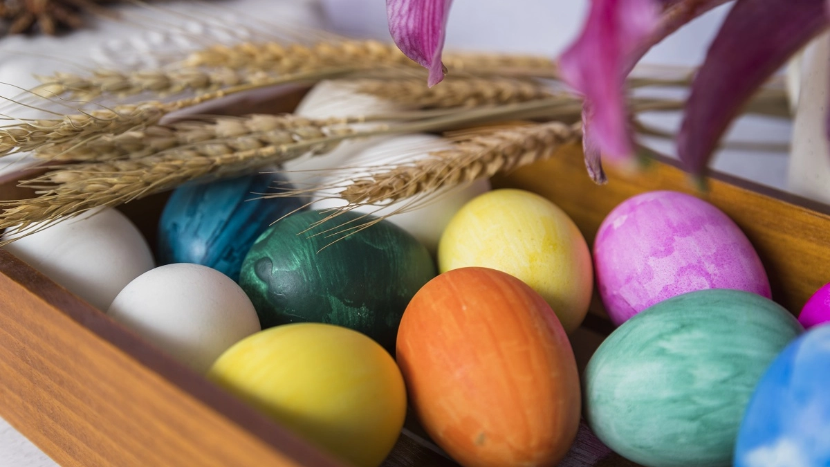 Просто бросаю яйца в рис: получаю яркую красоту на Пасху - классный способ