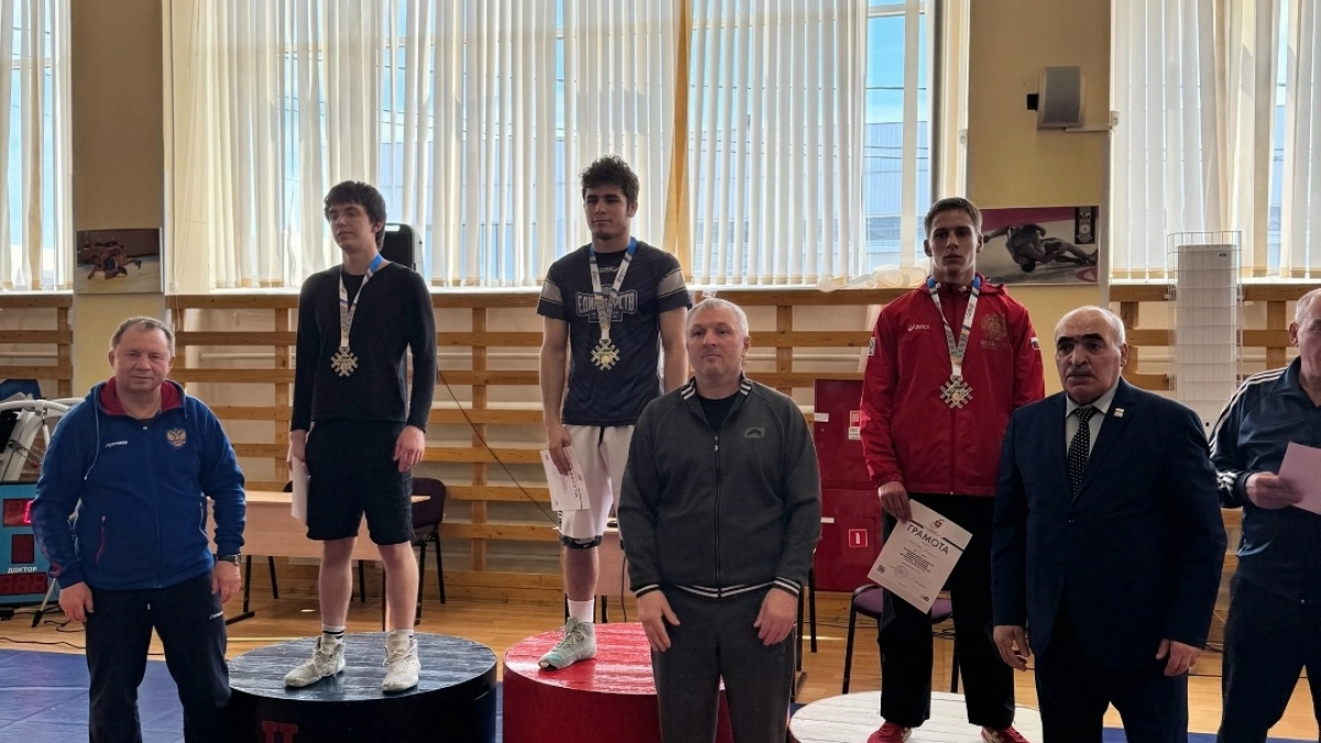 Юниоры из Коми завоевали четыре “золота” на первенстве СЗФО по вольной борьбе