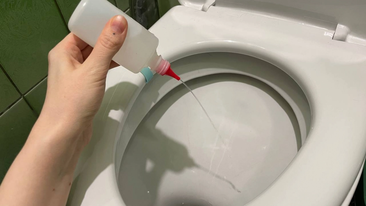 Запах в туалете исчезает за считанные секунды: проверенный трюк и способ от сантехника