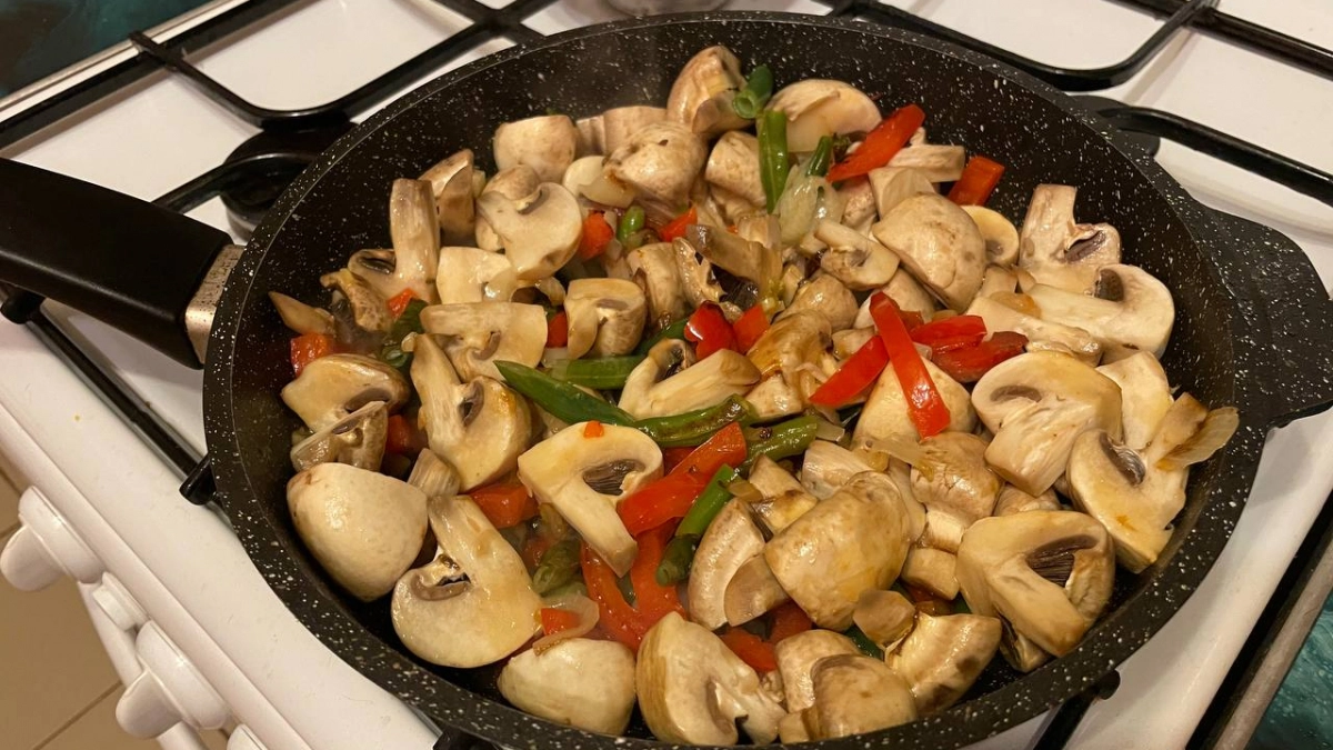 Оказывается, мы жарим шампиньоны неправильно: 5 распространённых ошибок, из-за которых грибы становятся резиновыми и водянистыми