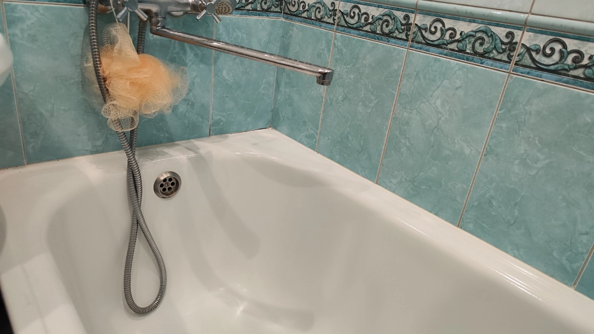 Если пожелтели швы в ванной: одно средство поможет решить проблему на годы вперёд