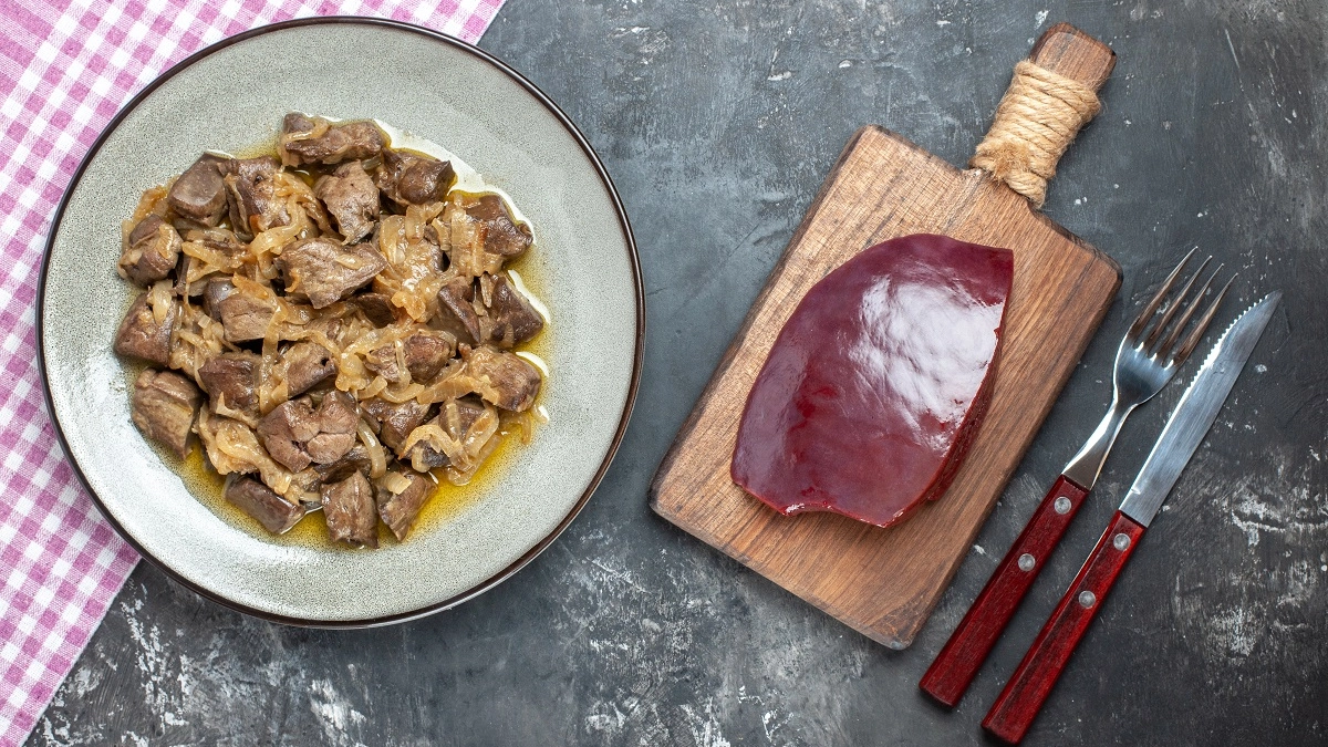 Заливаю печень кефиром: получается вкуснейший деликатес — нежный, без «резины» и сухости