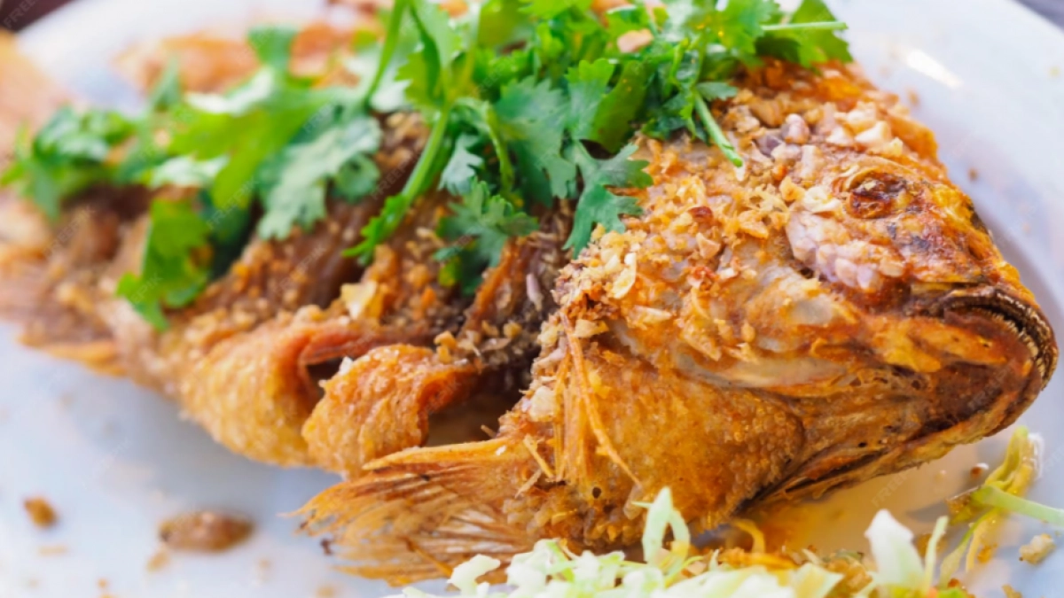 Жарю рыбу по рецепту из бабушкиной тетради под записью: «Как добиться идеальной хрустящей корочки»