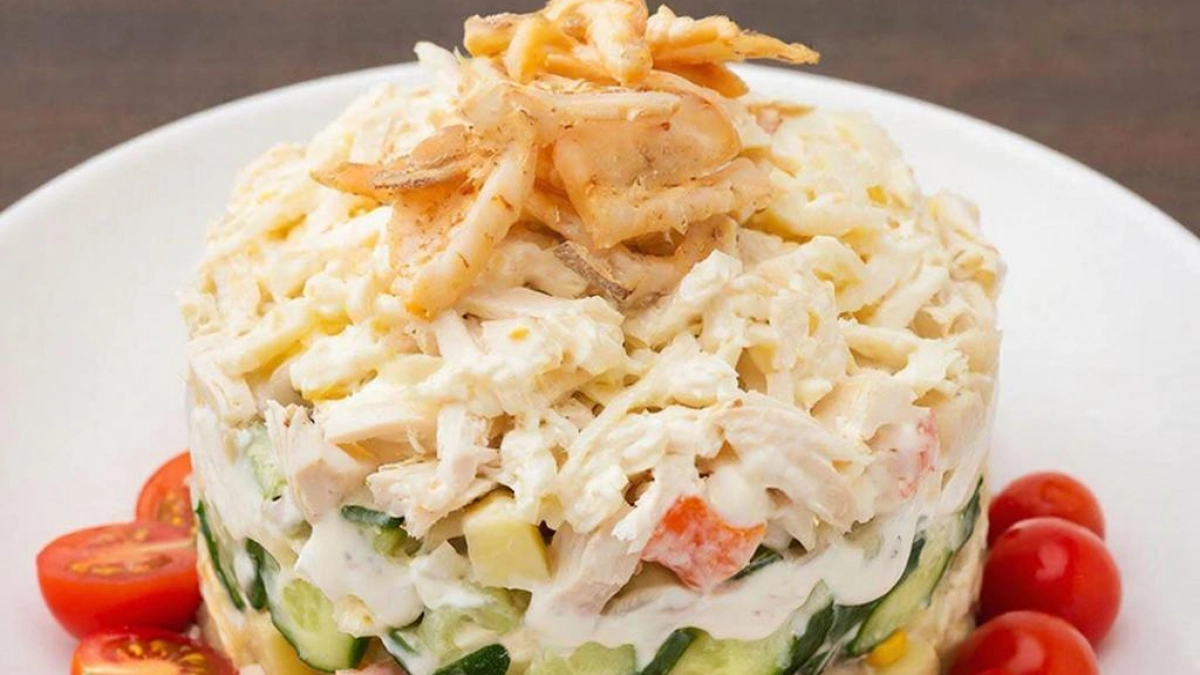 Салат «Столичный» с курицей и крабовыми палочками как в ресторане: нежный и сочный 