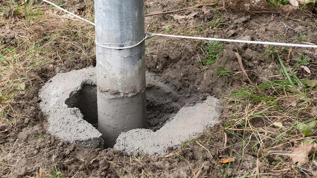 Столбы для забора на века — без капли бетона: 3 проверенных способа и один неожиданный