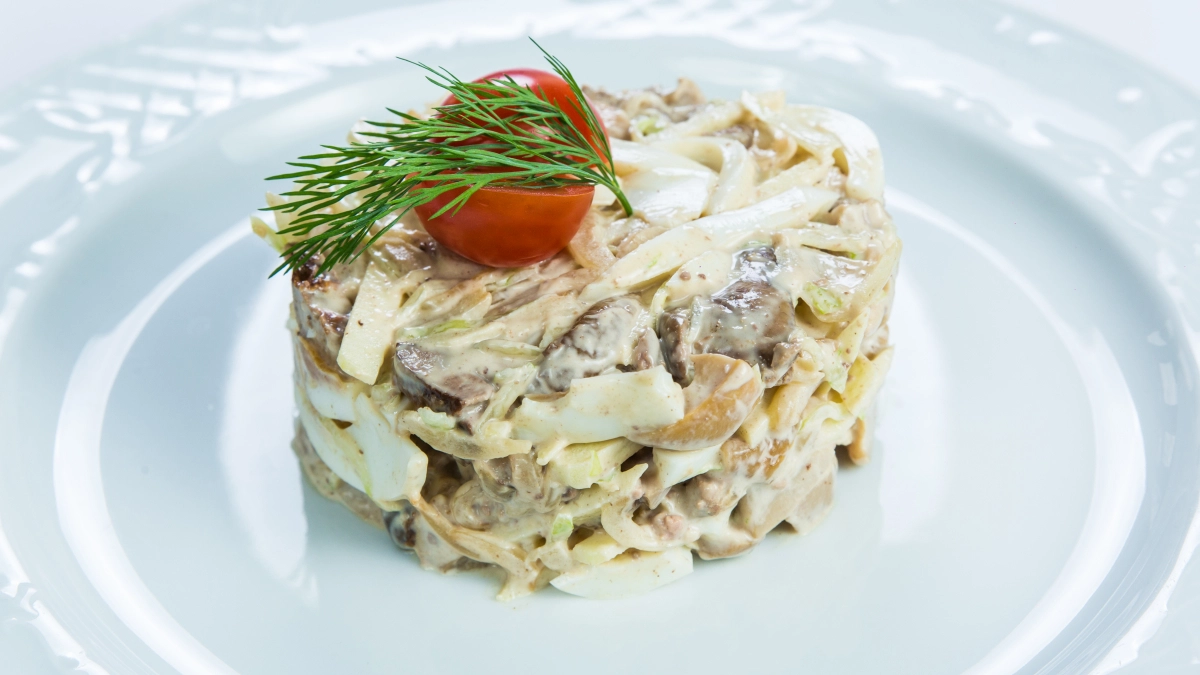 Салат «Любовница капитана»: легкий ужин из знакомых продуктов, который не вредит фигуре