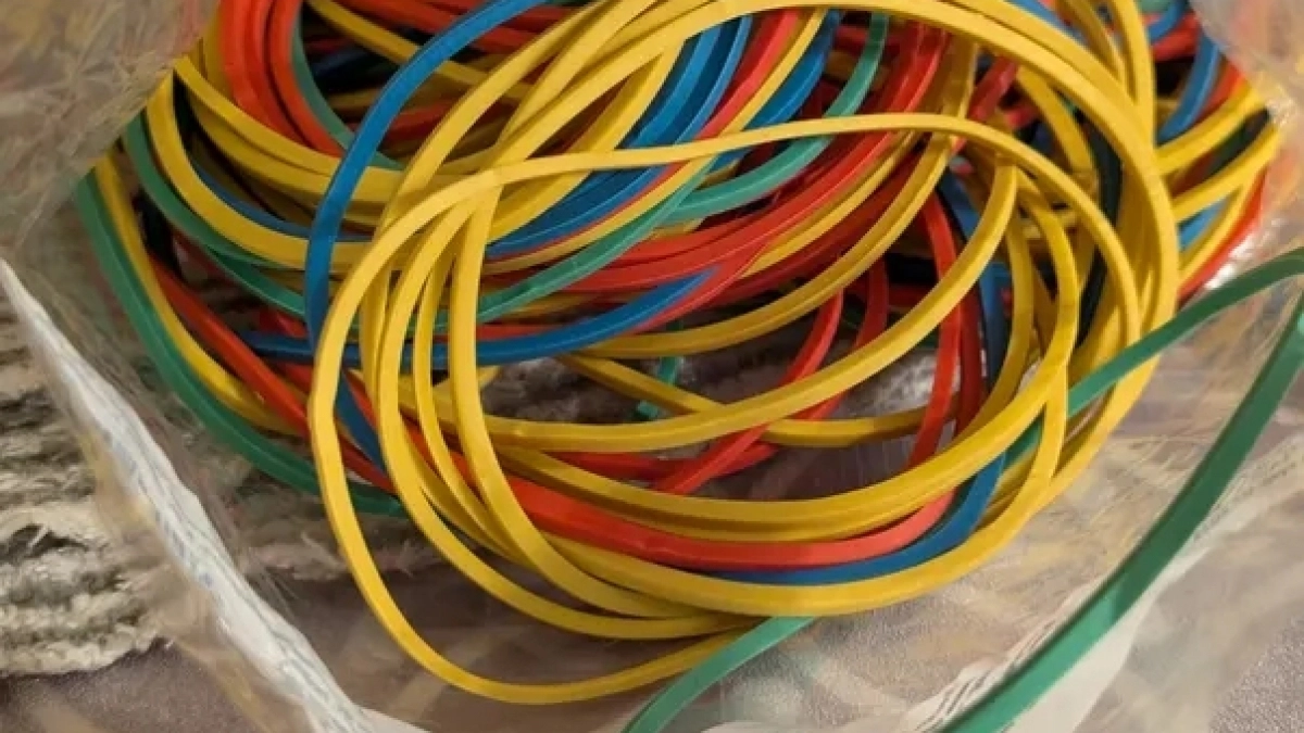 Канцелярские резинки собираю всю зиму - летом помогают собирать клубнику тазами: лайфхак мудрых хозяек