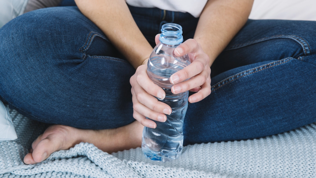 Не бумага и не фольга: вот как можно закрыть бутылку без крышки - нестандартный способ