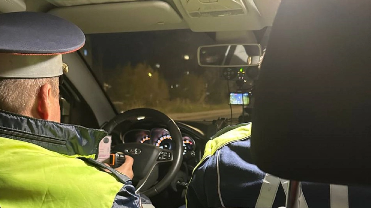 Остановил и не подходит: хитрый трюк инспекторов ДПС на который ведутся почти все водители - как себя вести