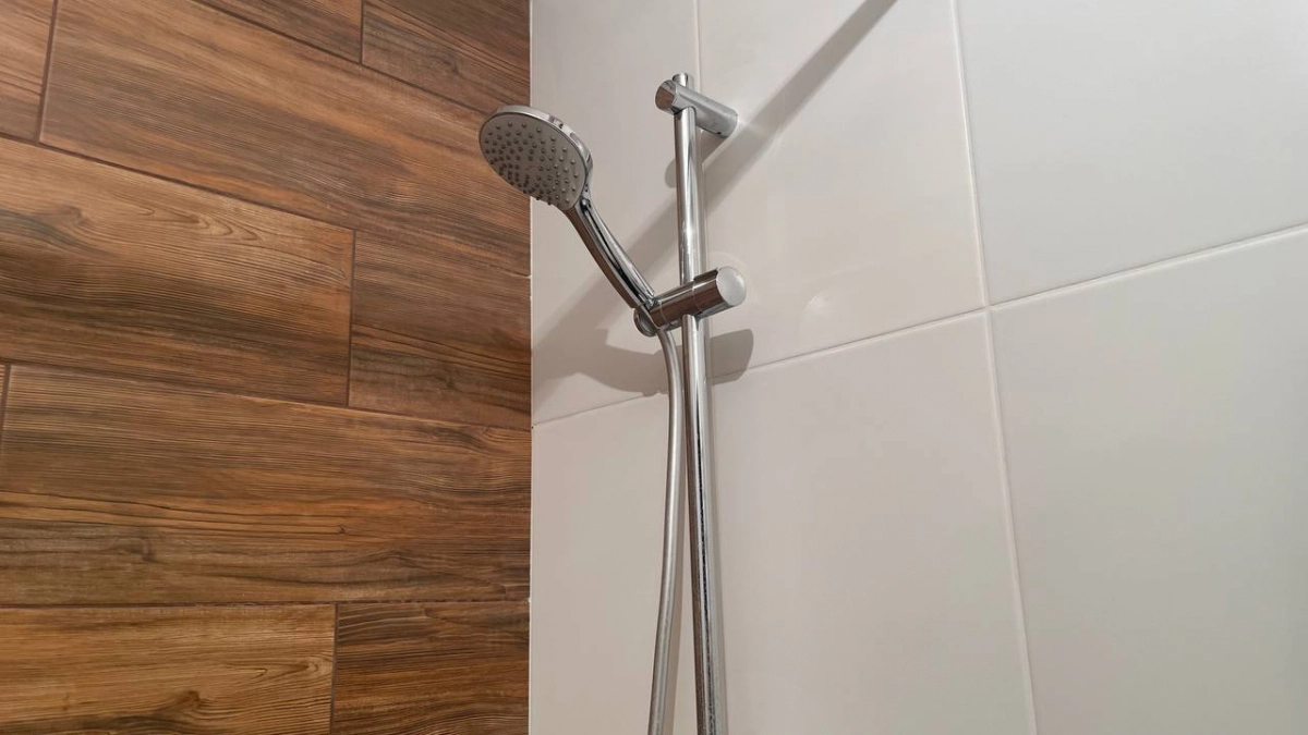 Что сделать со старой кафельной плиткой, чтобы не снимать: 4 идеи для преображения ванной