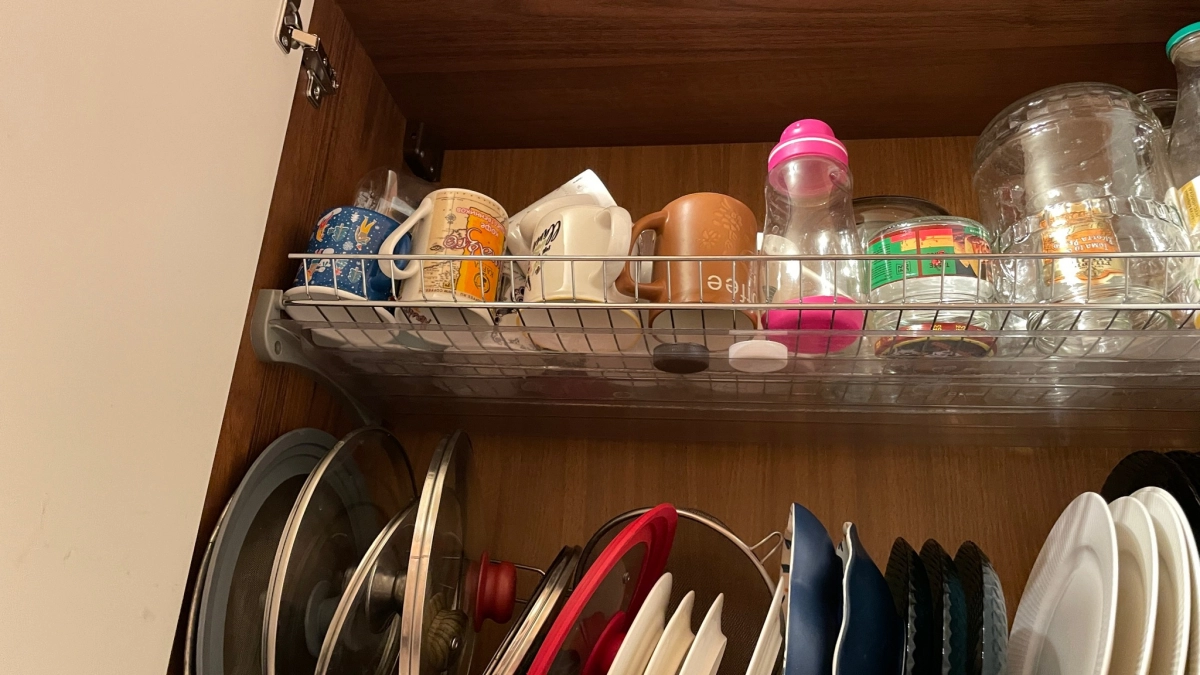 Стаканы и чашки храню перевёрнутыми: хитрость, которая поможет сделать кухню чище и уютнее