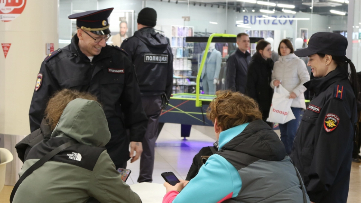Полиция Коми усилила патрулирование торговых центров и парков для профилактики правонарушений среди школьников на каникулах