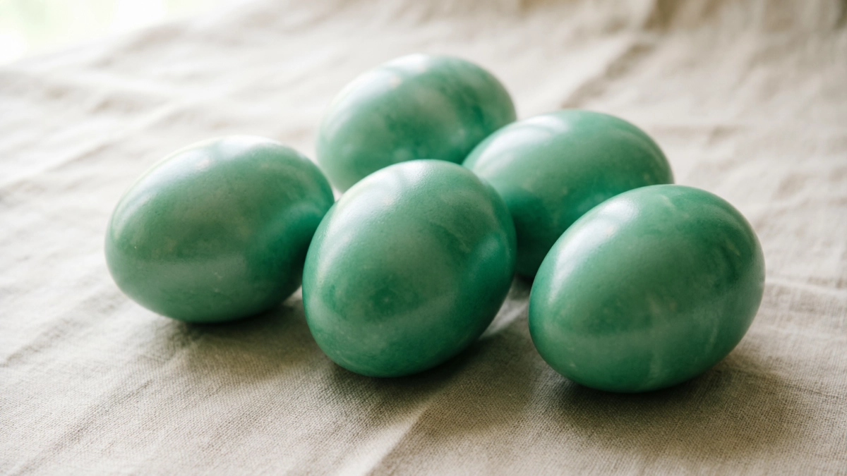 «Изумрудные» яйца на Пасху: красивый цвет яйцам придадут 2 травы — бабушкин метод окрашивания