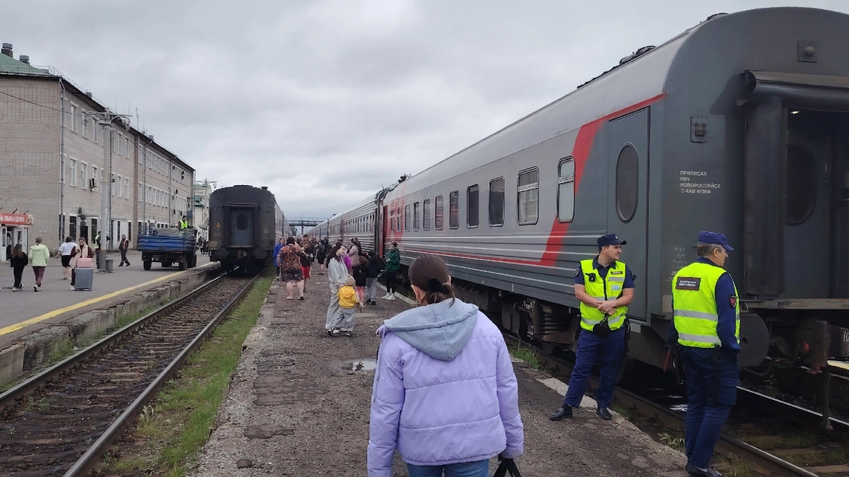 «Вы же дети, вам не сложно, а нам тяжело – уступите нам нижние полки»: вот чем закончилась история в поезде