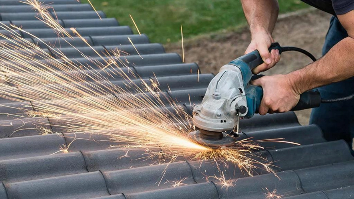 Никогда не режьте профнастил болгаркой: показываю дедовский способ, который спас мой забор