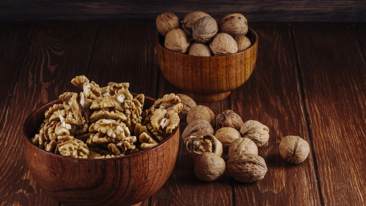 Теперь грецкие орехи не чищу - использую бутылку: легко как щелкать семечки - ядрышко целое, никаких крошек 