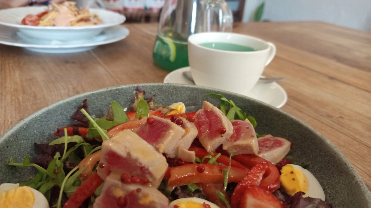 Бизнес в Коми отстоял право нанимать мигрантов в общепит: почему власти исключили рестораны из запретного списка на 2026 год