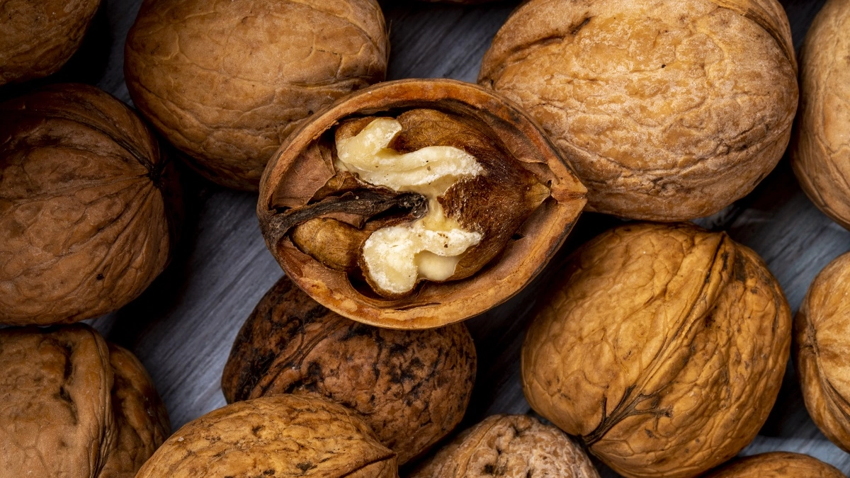 Узнала, как кавказские женщины навсегда убирают нежелательные волосы грецким орехом: делюсь рецептом