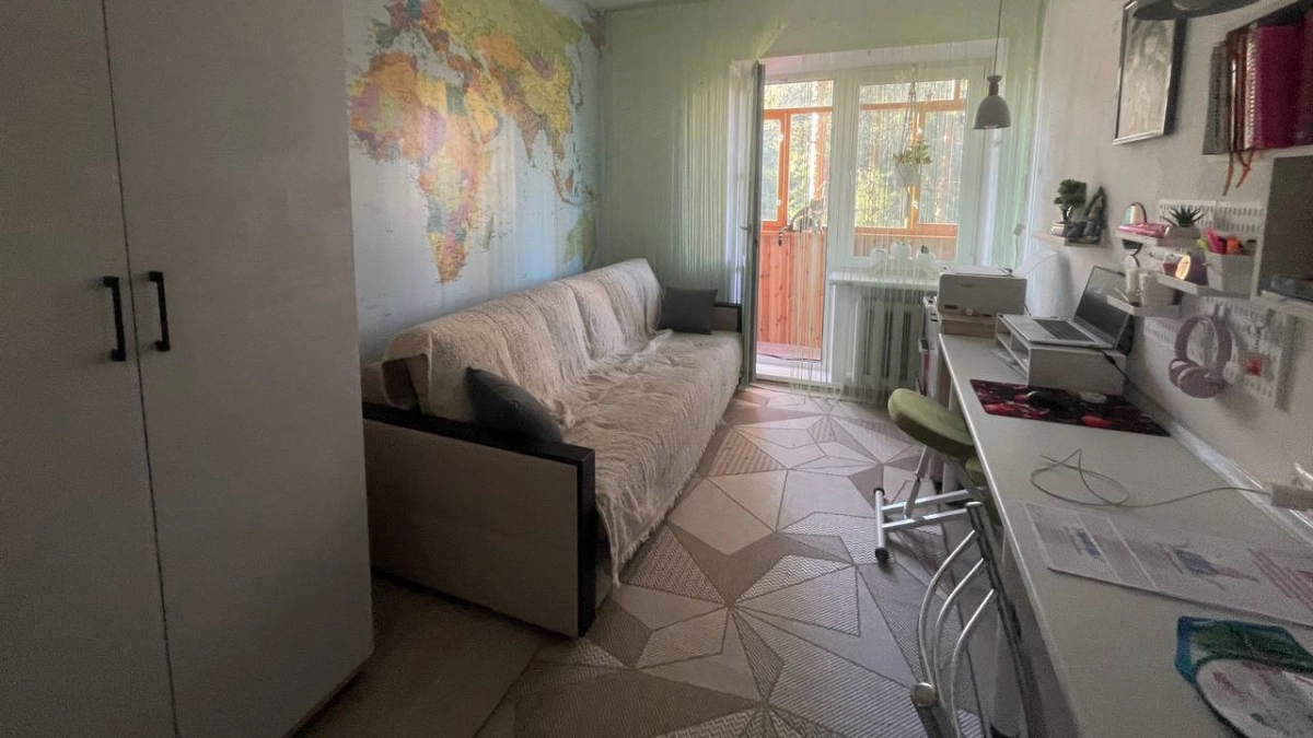 Ставить диван у стены больше не в моде: рассказываем про 4 современных приема для удобной гостиной