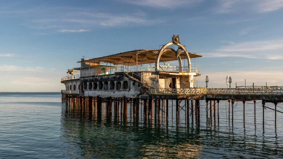 Желтая вода и неубранные пляжи: туристы поделились честным отзывом о популярном курорте