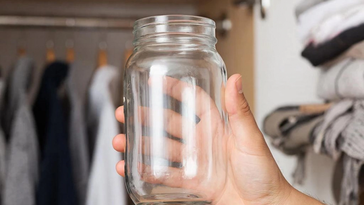 Кладу банку в шкаф с одеждой и бед не знаю: советы от моей бабушки для мудрых хозяек