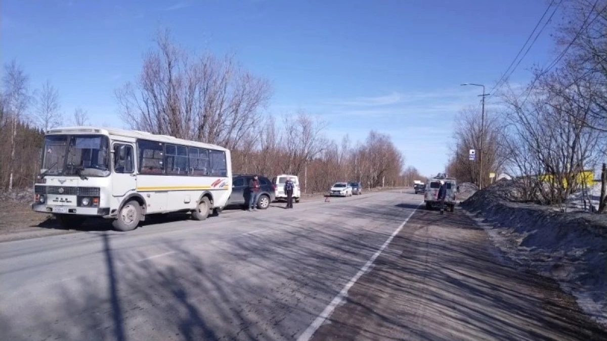 Водитель Chevrolet столкнулся с автобусом "ПАЗ" в Коми из-за несоблюдения дистанции