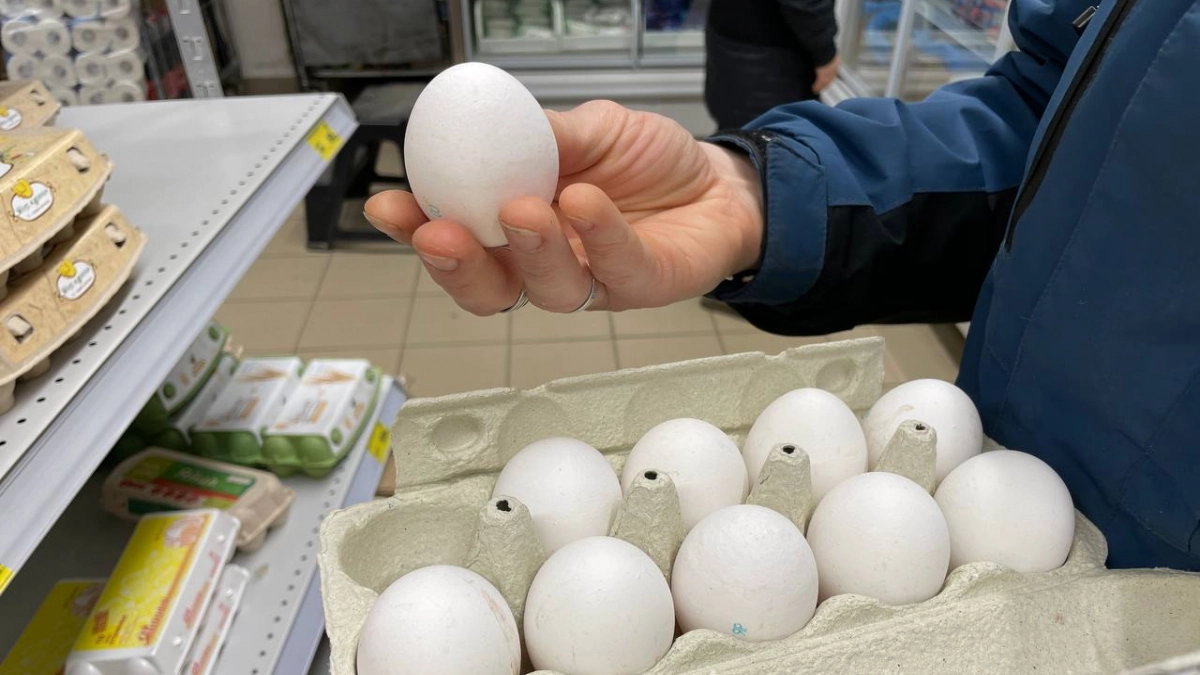 Хитрые продавцы выбирают яйца домой только так: запоминайте 2 лайфхака