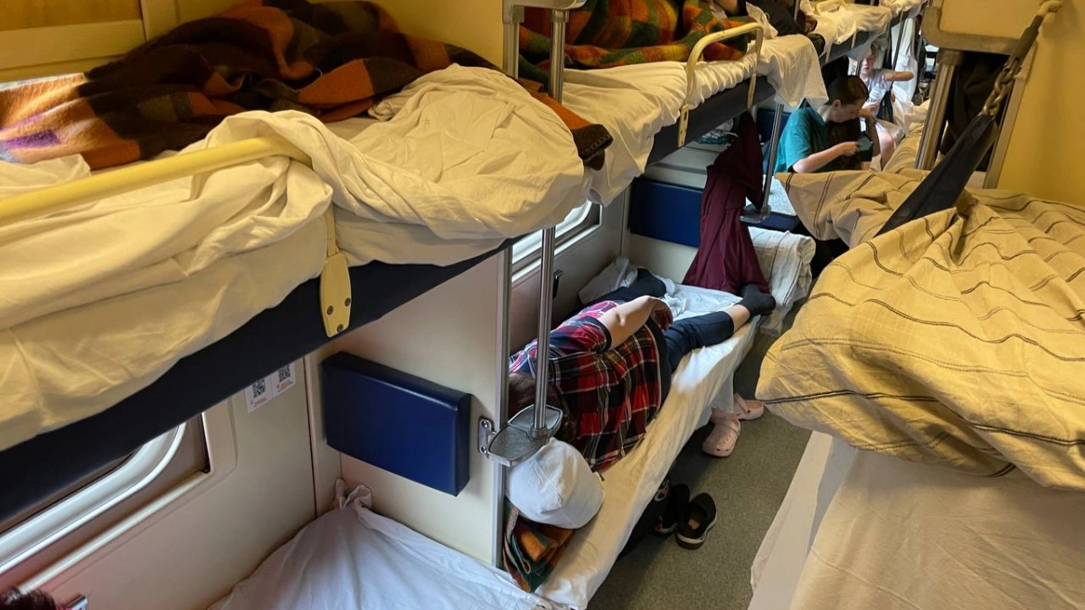 «Я купила нижнюю полку, а вы лежите наверху, раз такие бедные» – пассажирка жестко осадила попутчика сверху