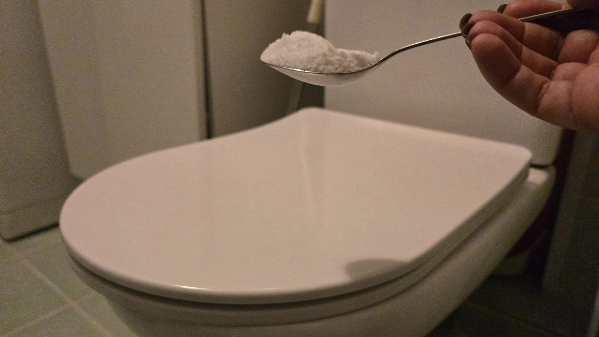 Бросаю 3 ложки в унитаз — и через 10 минут забываю про налет и мочевой камень: тотальная чистота